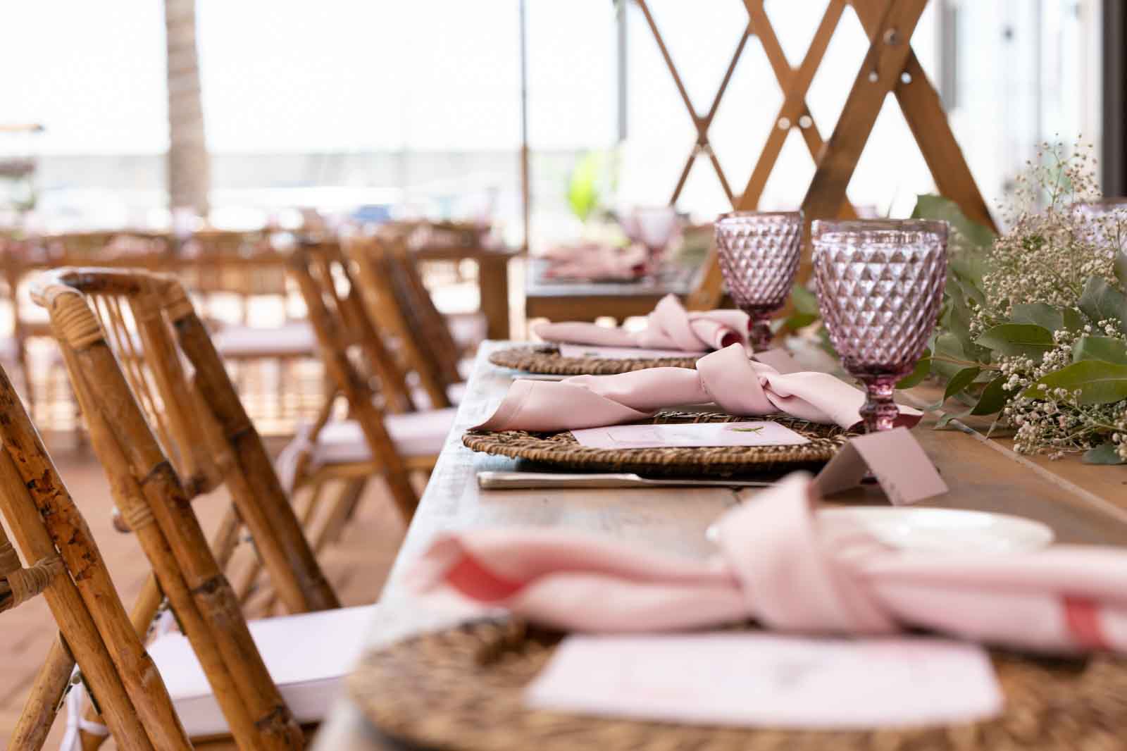 Presentación de platos en mesa para eventos.