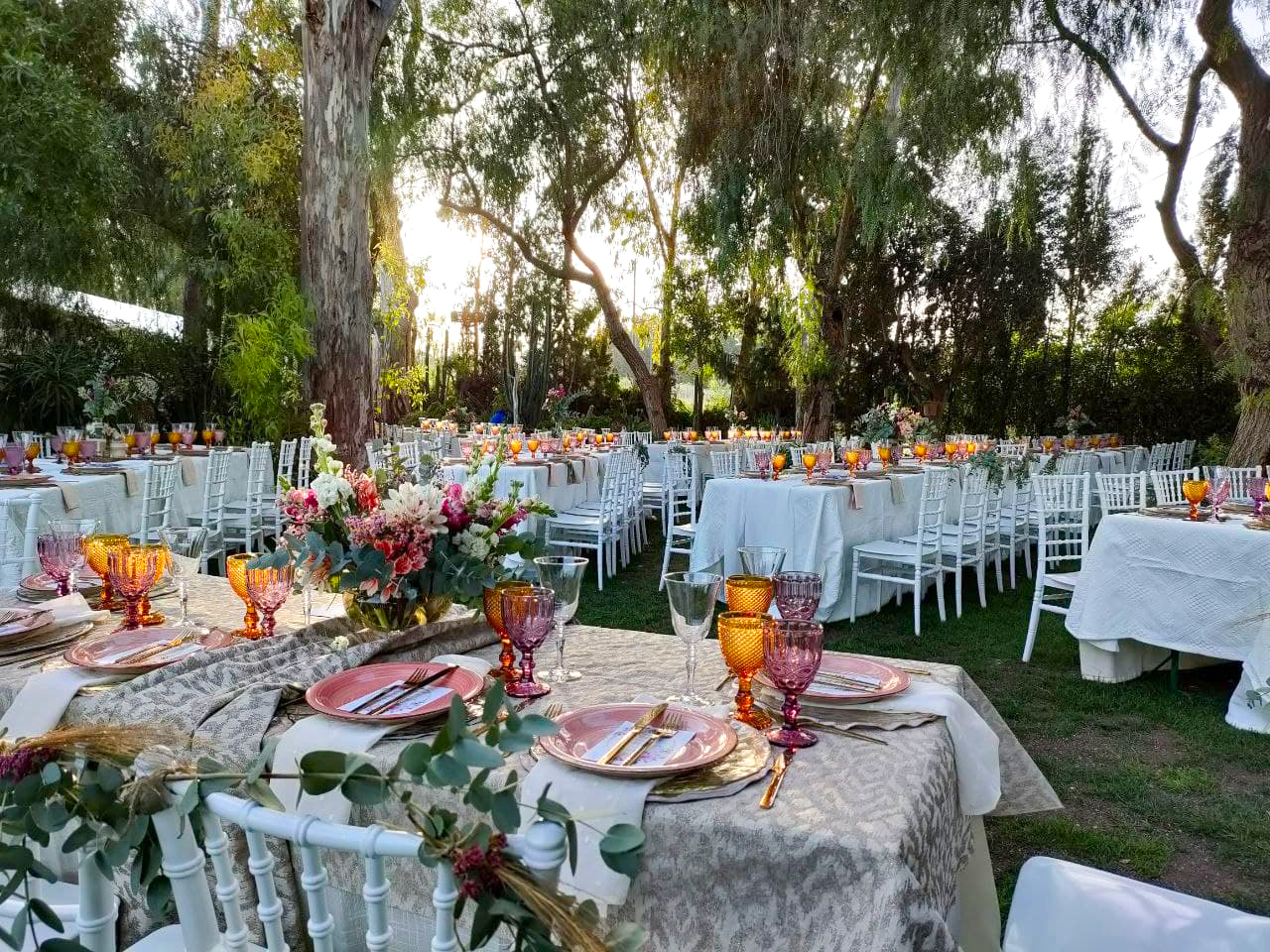 Salón exterior en jardín de la Finca Cortijo Venta Vieja