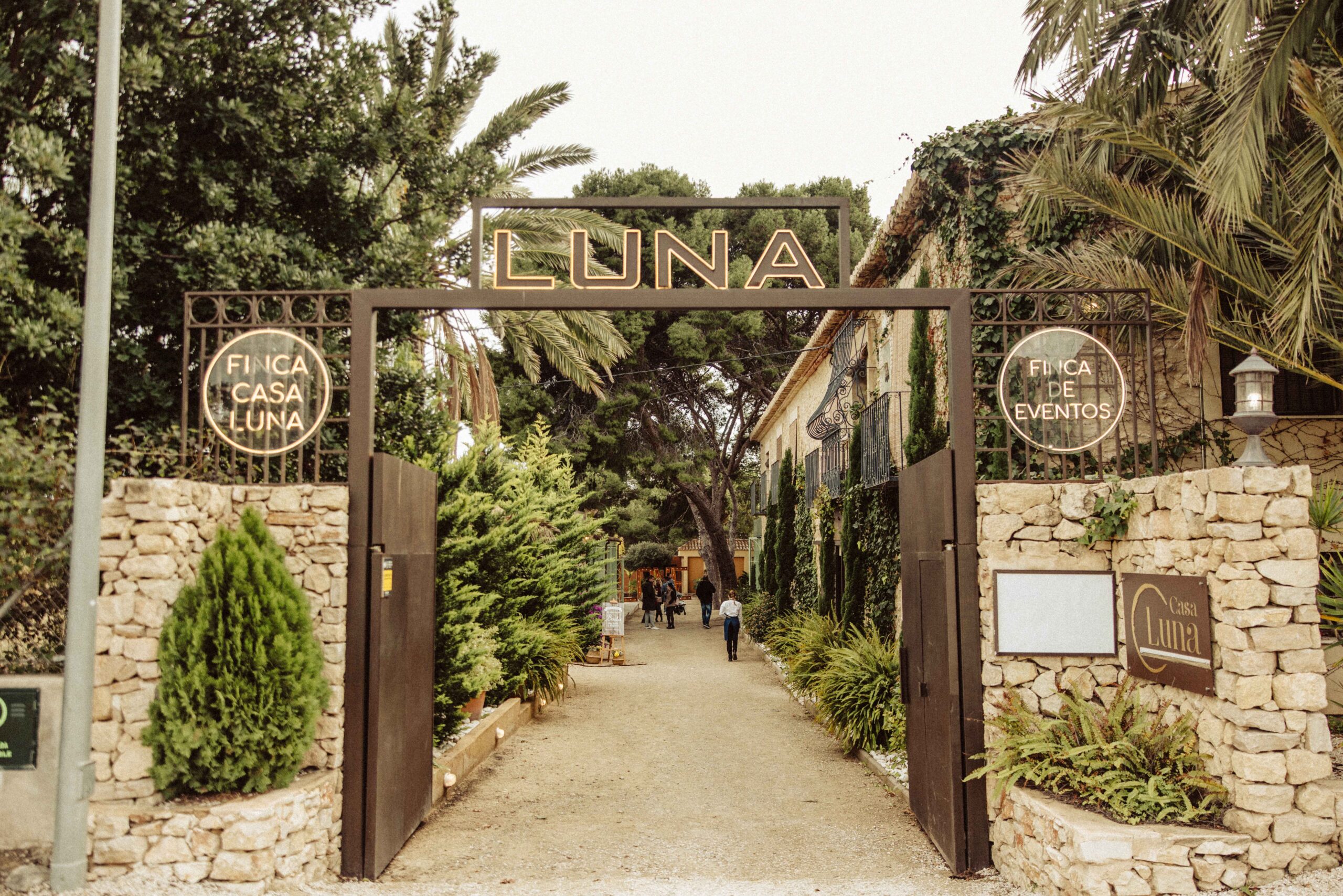 Entrada de la Finca Casa Luna con carteles LED iluminados